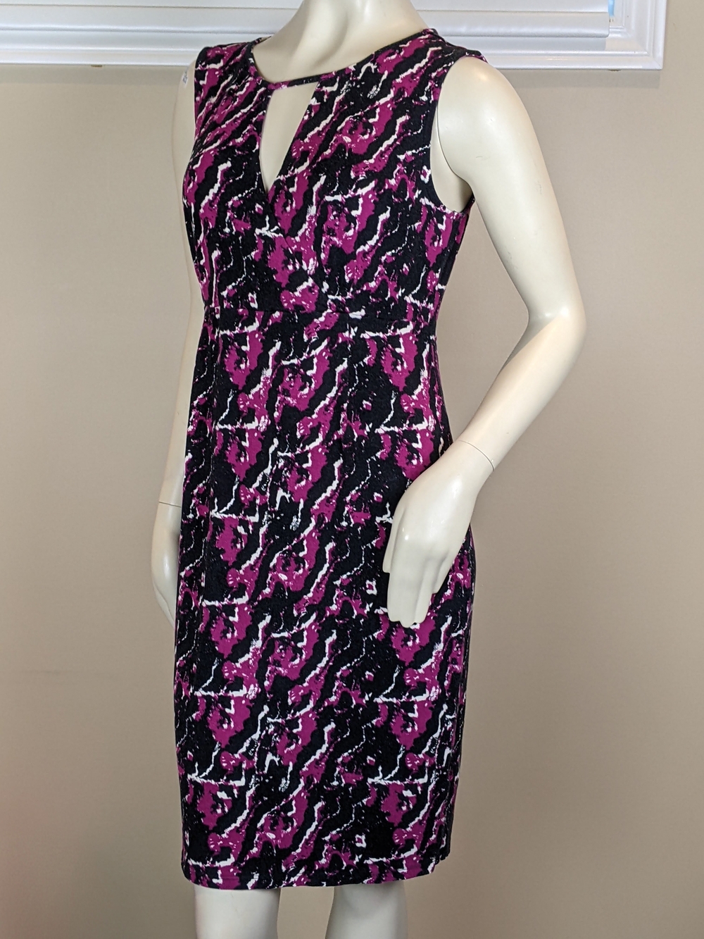 Sleeveless Black and Magenta Printed Sheath Dress